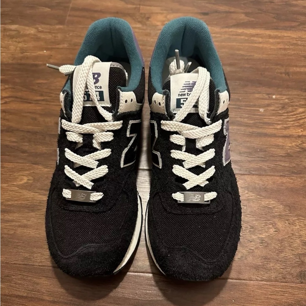 Men's new balance sneaker size 8.